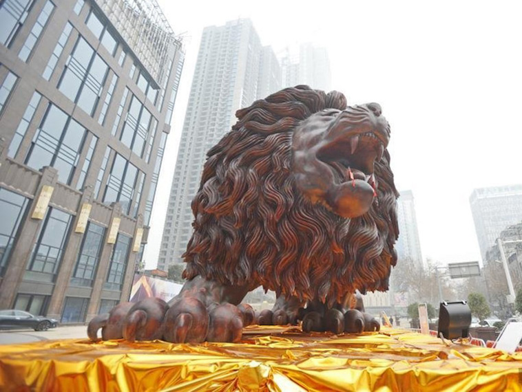 giant lion sculpture